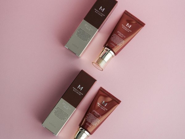 How can women in the UK create a minimalist wardrobe?